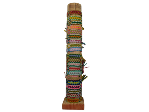 25310 Armbandje macrame boho - 18 stuks op standaard